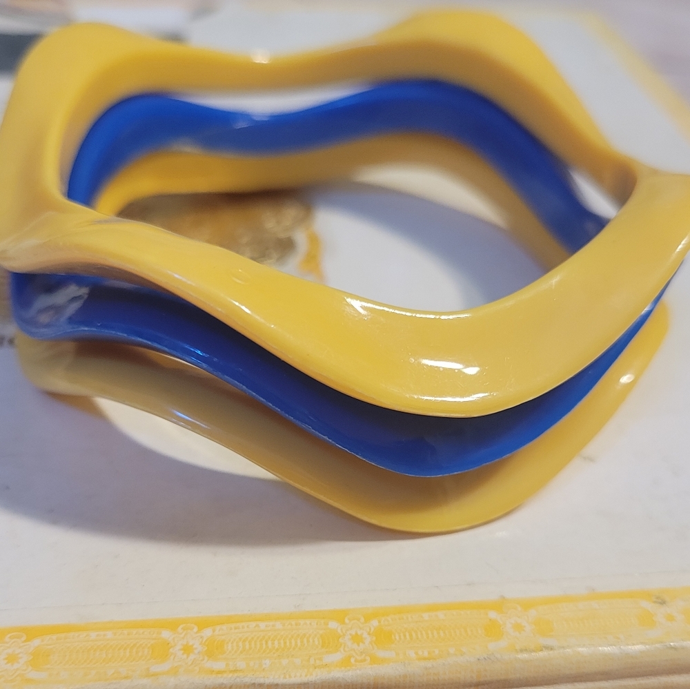 Vintage 1950s Early Plastic Wavy Blue and Yellow Bangles With Matching Earrings - Picture 2 of 11